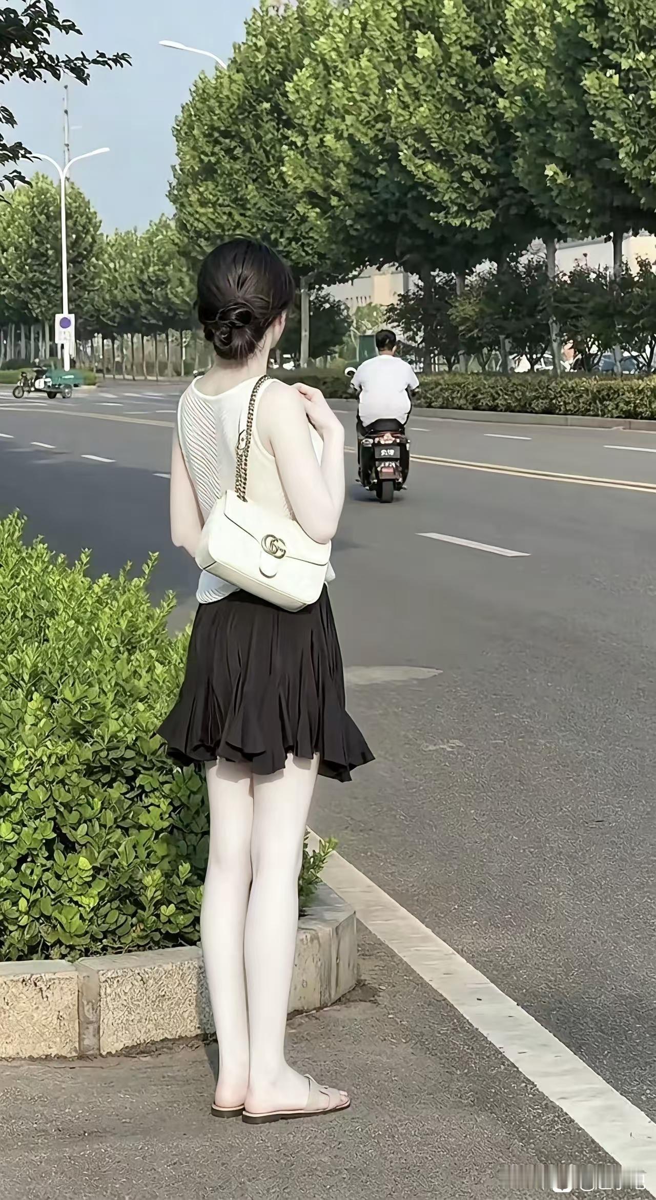 为什么大家更喜欢冷白皮？因为肤色对气质的影响太大了同样一身简单的穿搭，站在阳光