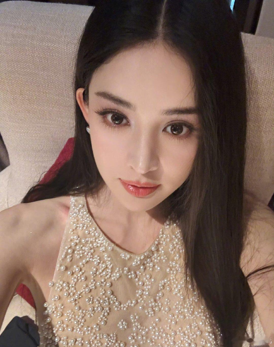 16岁的娜扎清纯感直接封神！满脸胶原蛋白嫩到离谱，早期甜妹形象深入人心，天生丽