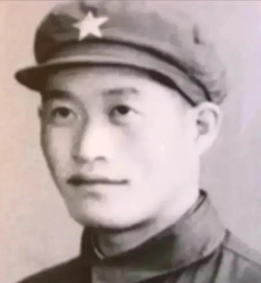 1964年，伟人得知奇袭白虎团的英雄排长从朝鲜战场归来已11年，却依然只是副连长