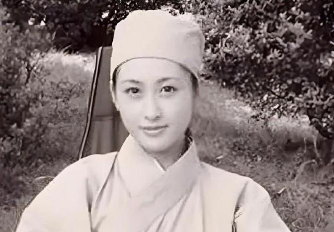 1950年，一次剿匪战斗中，一战士死死地盯住了女尼姑的胸膛，排长不禁气得青筋暴突