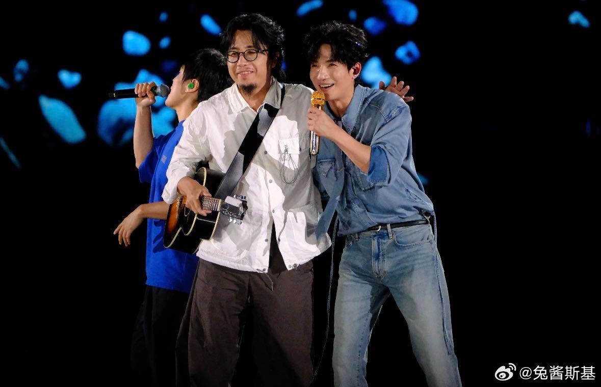 火星电台给陈楚生过生日陈楚生演唱会嘉宾火星电台陈楚生生日舞台惊喜不断，火星电台登