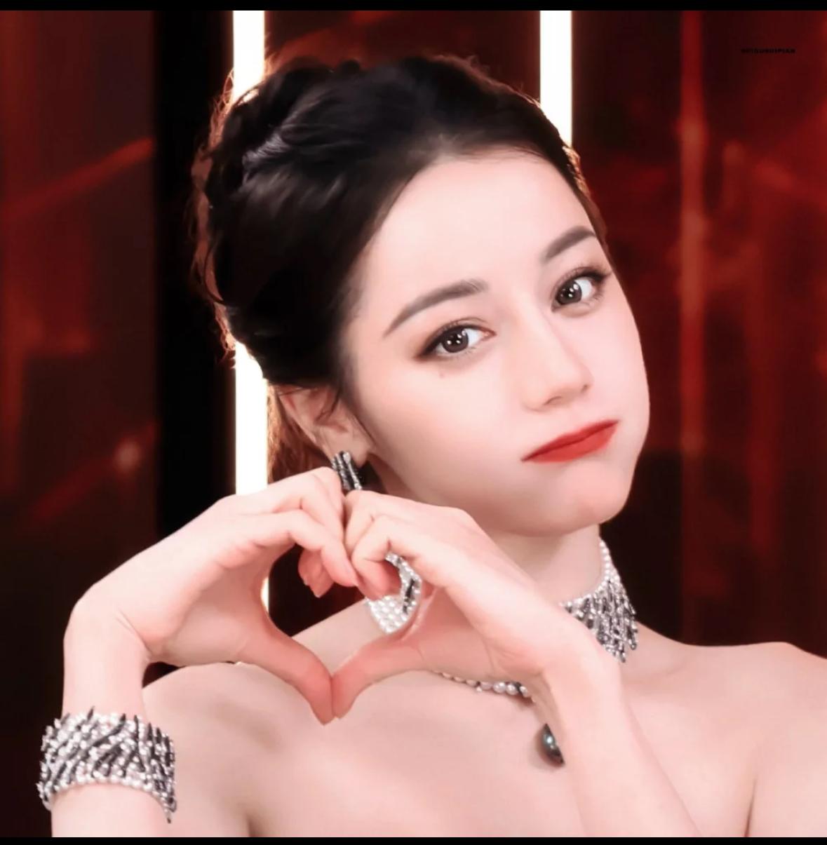 顶流突然停工背后，工作室改主意，粉丝急了？.迪丽热巴最近宣布暂时不接新戏了，网