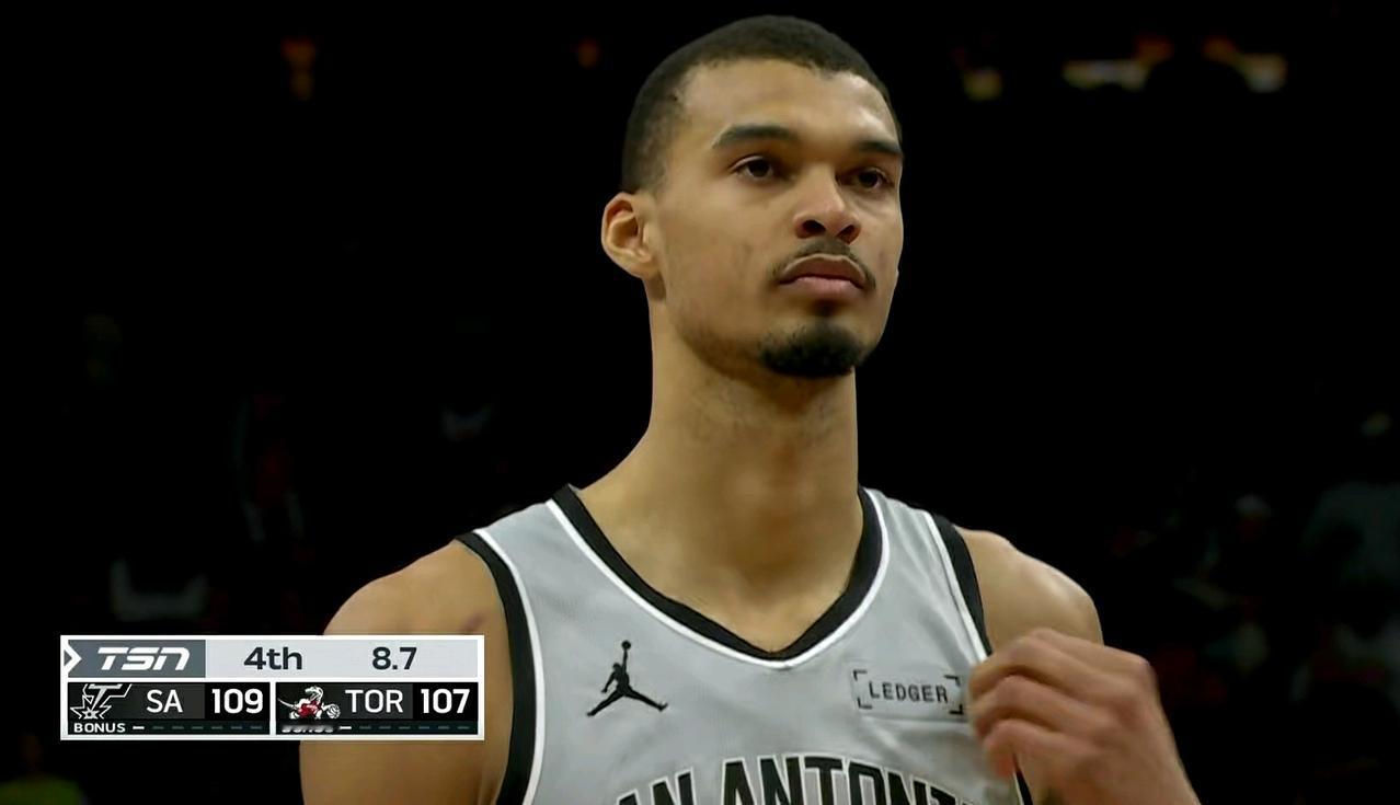 马刺恐怖10连胜！但末节最惊魂的一幕诞生了：马刺领先猛龙2分，哈珀两罚不中，但是