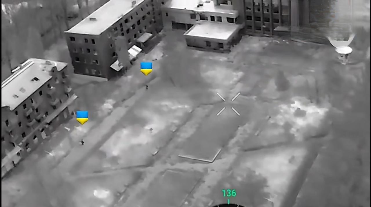 乌军在波克罗夫斯克市的反攻取得实质成果，夺回了市议会大楼。乌克兰国旗被425独立