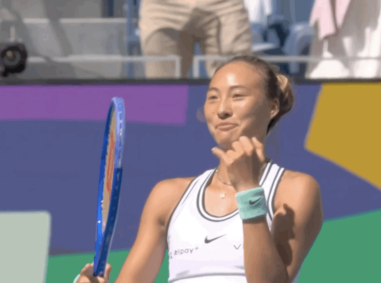 七连胜后，郑钦文已经进入美网8强，即时排名来到第52名，难怪比赛中郑钦文都开始模