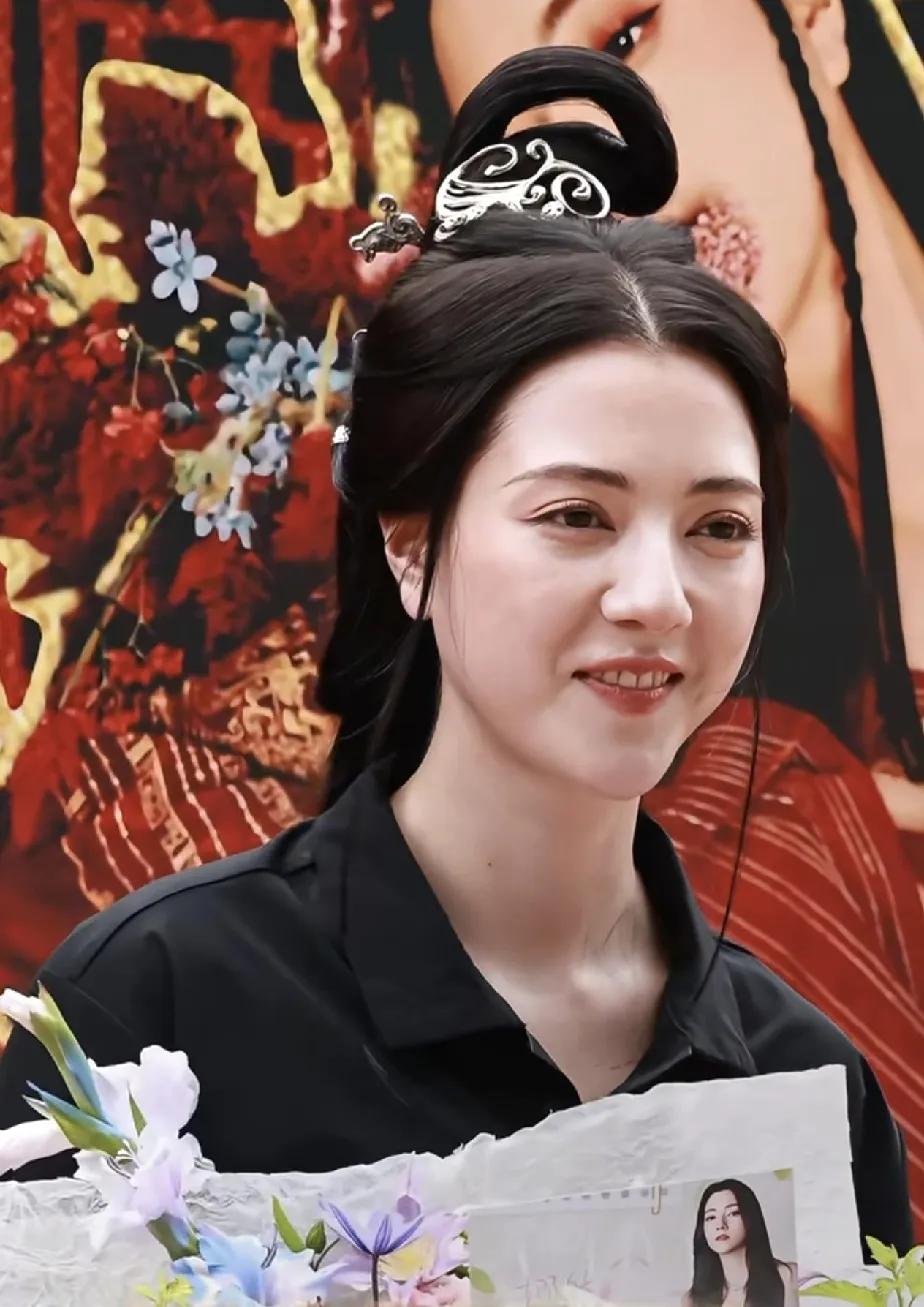 最美“妲己”娜然，感觉有点像高圆圆了。不过看着花期有点短，今年才28岁，最美