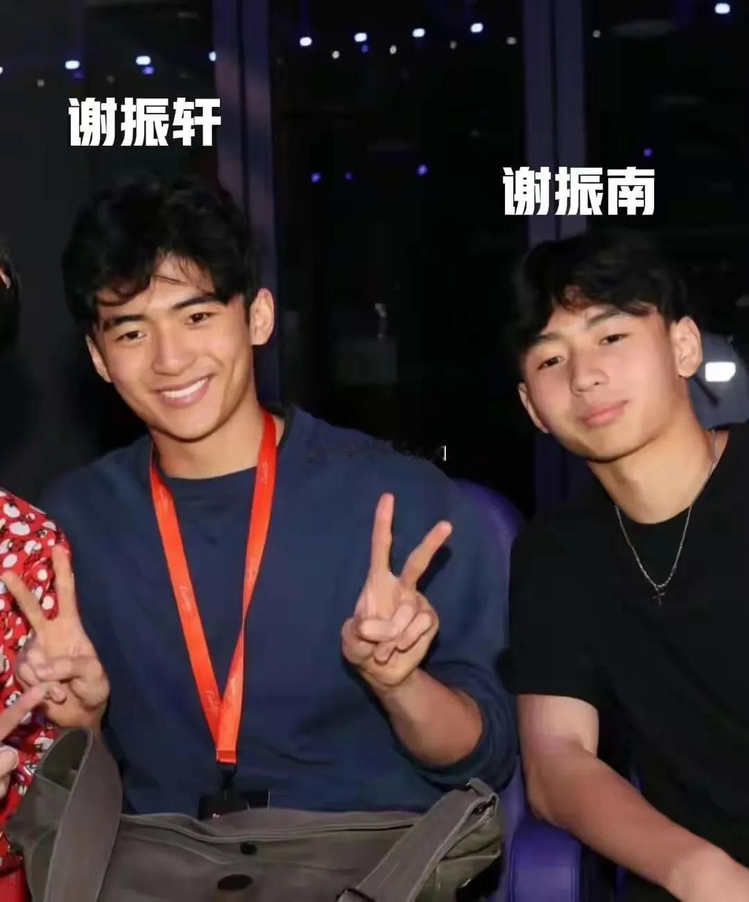 张柏芝为长子谢振轩庆18岁生日，现场曝光兄弟同框画面。18岁的谢振轩已长成挺拔少