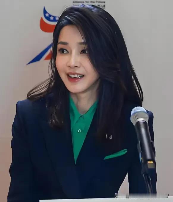 52岁的金建希。人生中第一次坐牢，看守所的条件不太好，单间只有6.5平米，没空调