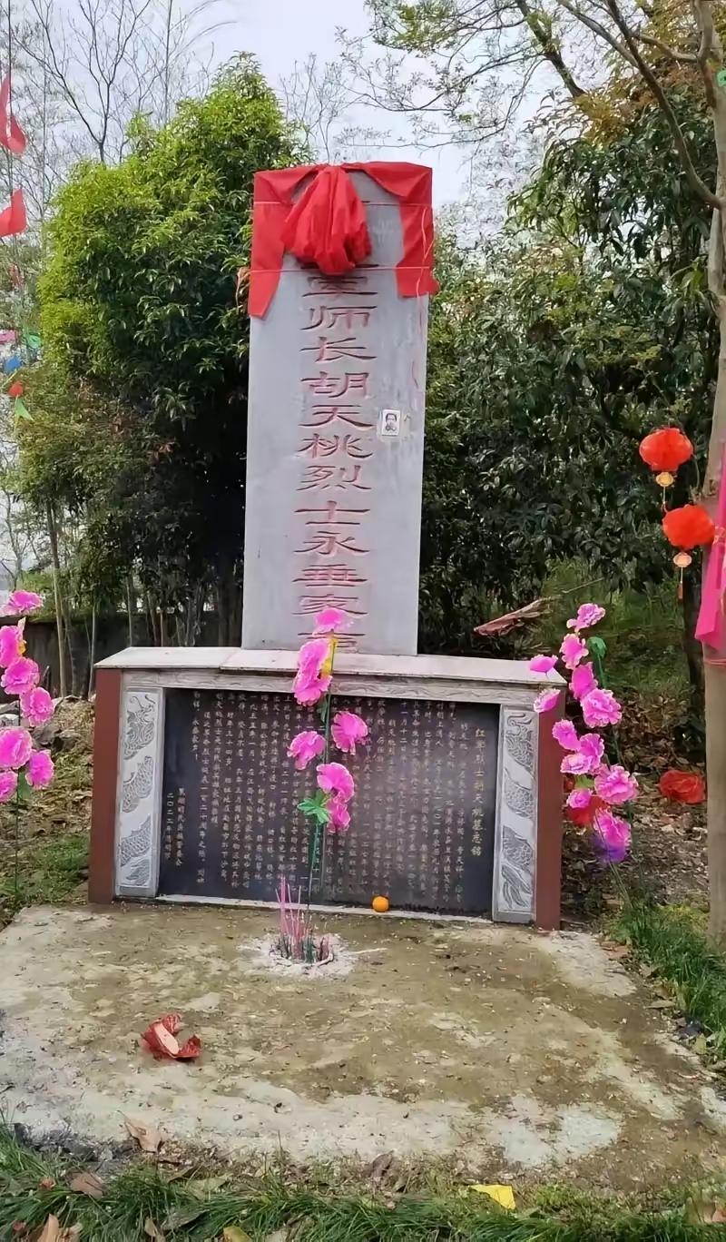 王耀武得知手下俘虏了一个红军师长，兴冲冲的跑过去准备审讯，可当他看到这位红军师长