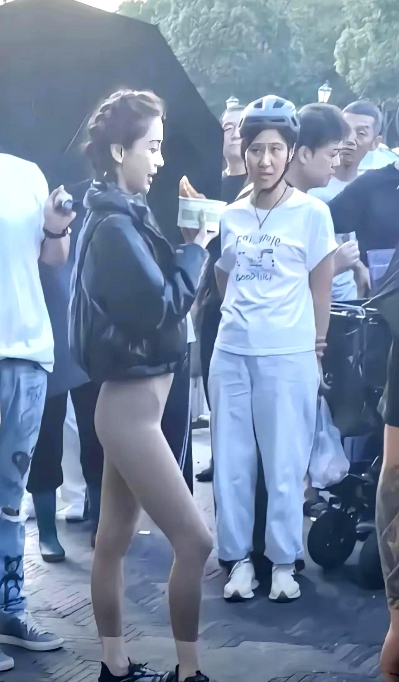 Angelababy又刷屏了！这次不是红毯，是那双“几乎只露脚背”的浅口鞋。