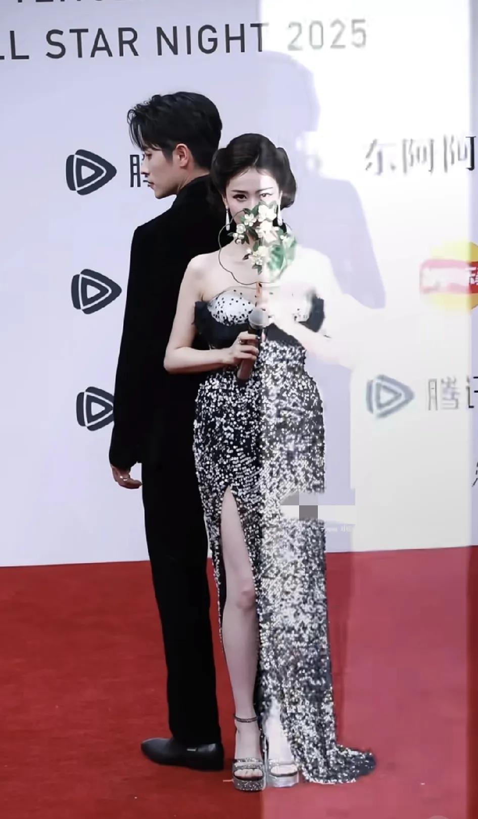 星光大赏，白鹿不愧是江浙独生女啊，就是比很多演员演落落大方。主持人让演几个莫离