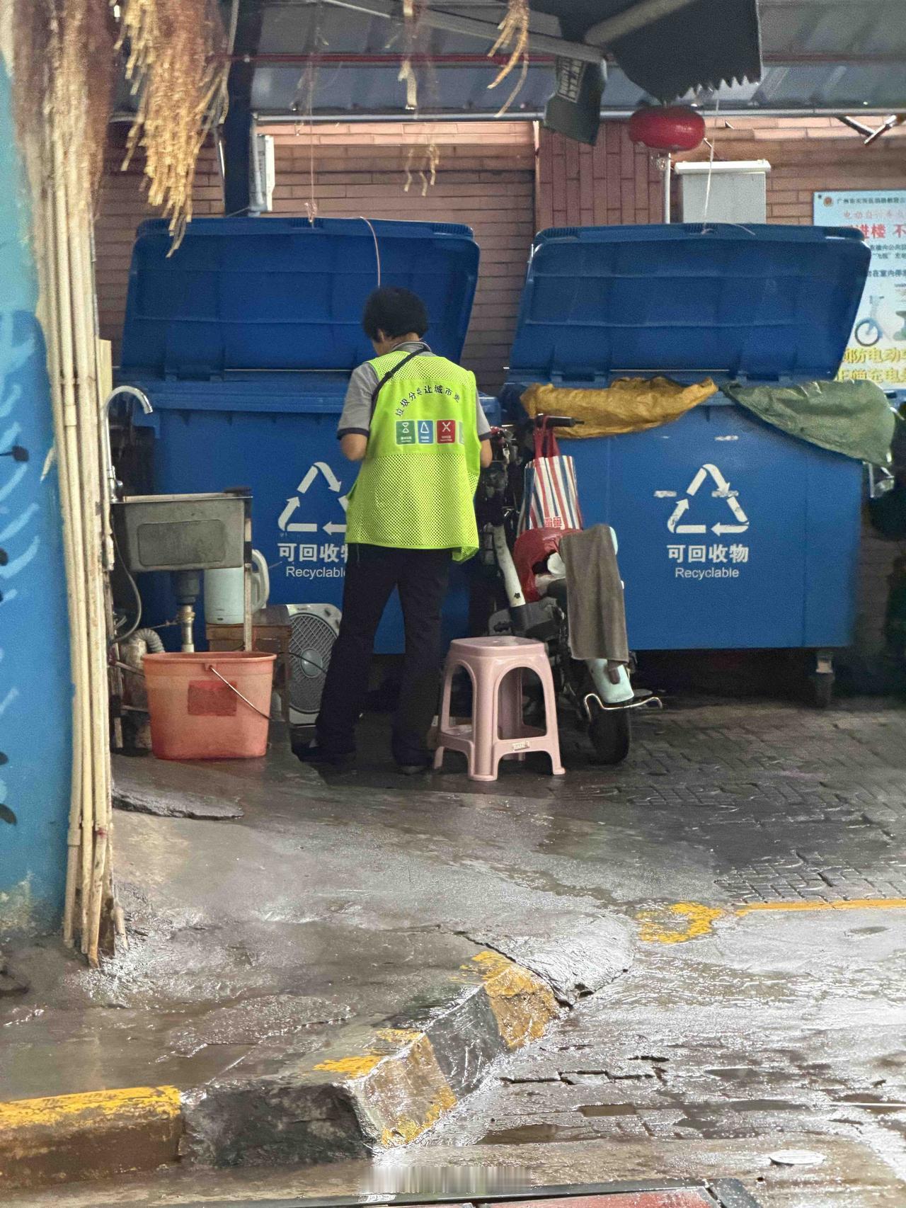 小区楼下的保洁大姐，你们猜猜她一个月的收入有多少？地点：广州天河某小区，现时挂牌