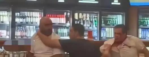 不惯着他们！2024年，外国白人夫妇在宁波就餐后逃单，还挑衅打人，直接遭到中国青