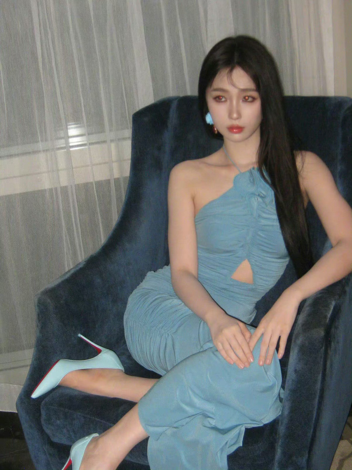 虞书欣，一身露背蓝色修身长裙，又美又飒​​​