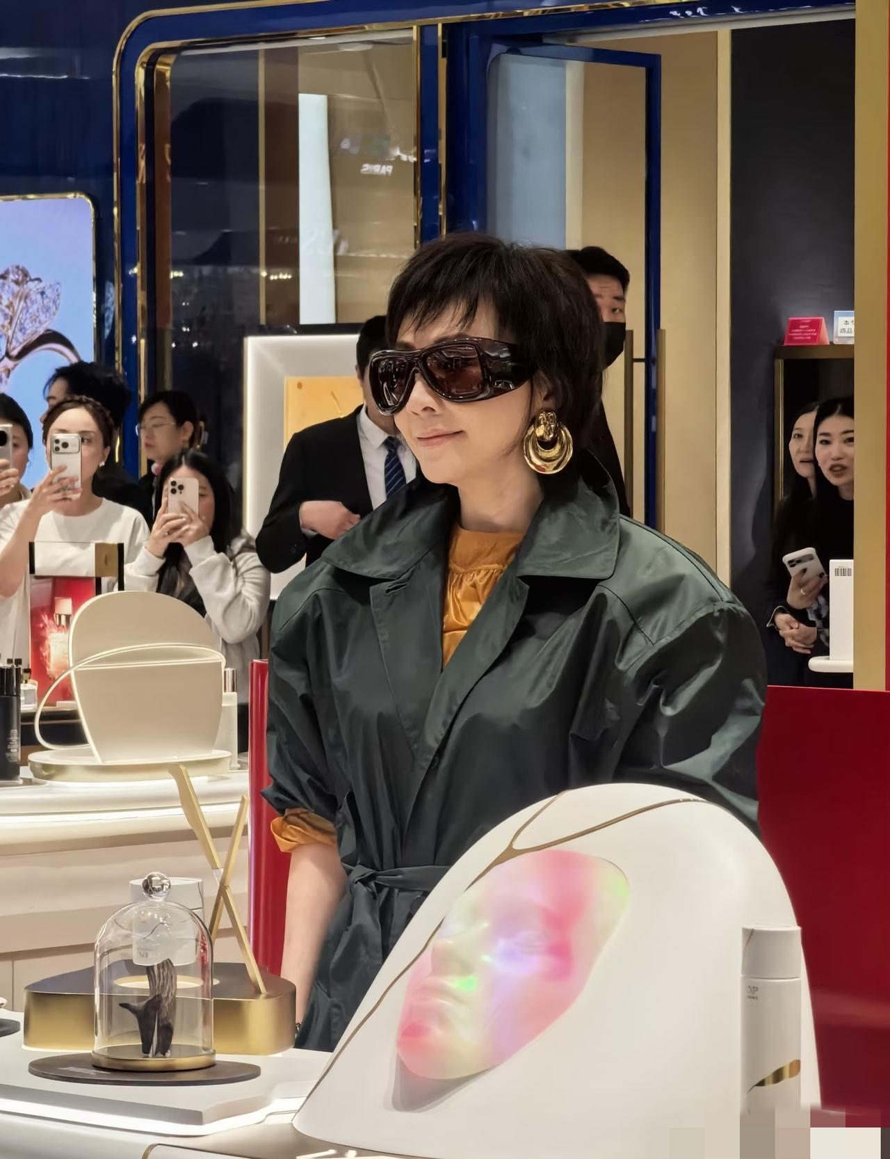 58岁刘嘉玲剪了个齐刘海，全网炸了：她怎么越来越像蔡明了？她把绿色大衣的领子竖