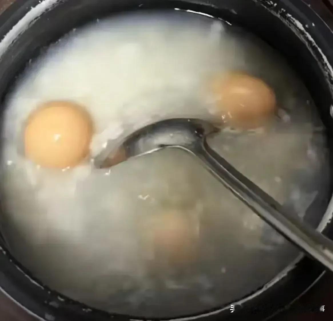 事件完整经过家里早餐闹起矛盾。儿媳希望婆婆早上煮稀饭，再准备鸡蛋当早餐。