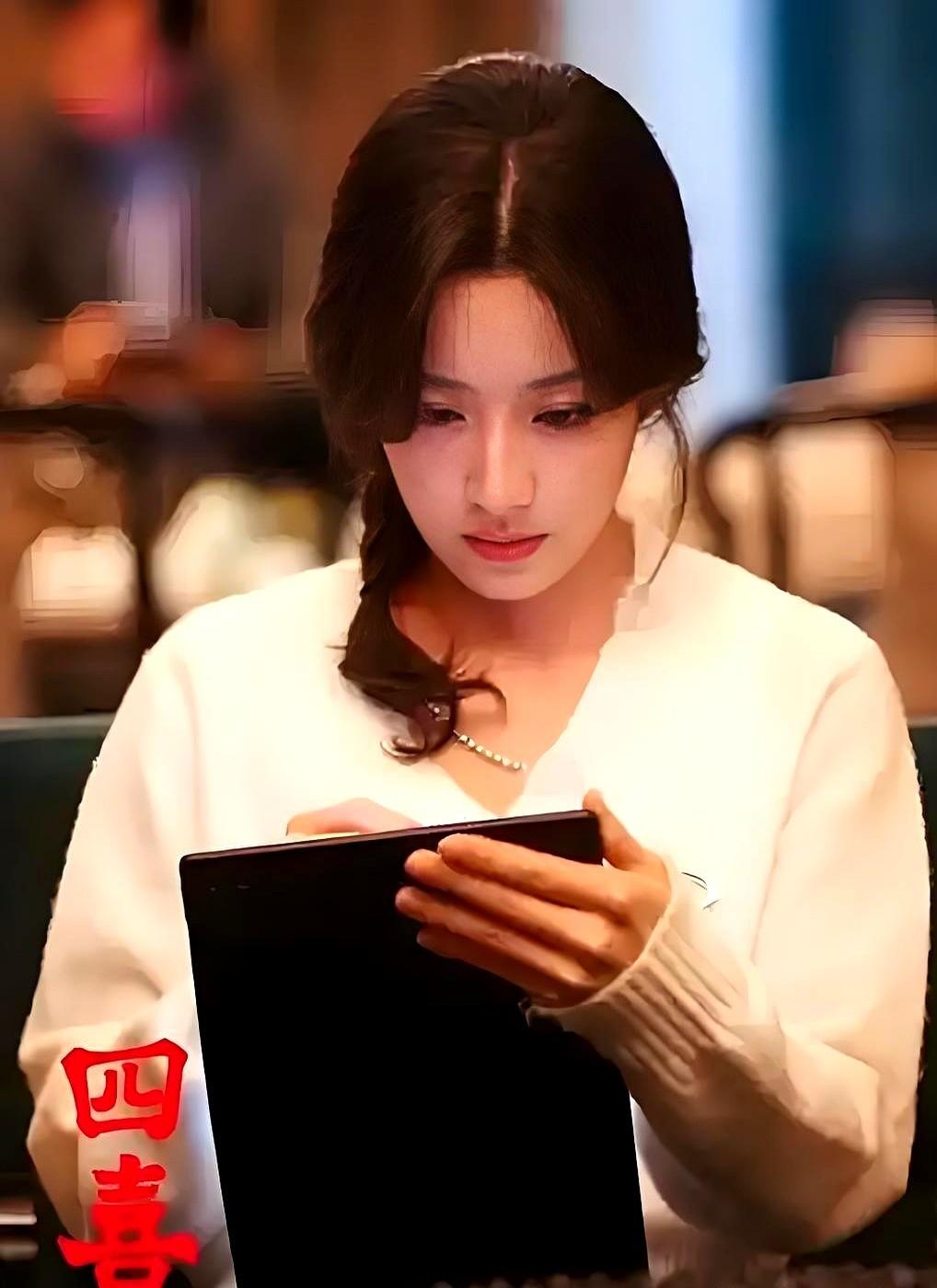 所有人其乐融融的。《四喜》大结局聚餐中，冯美奇前期帮厨，开席却不见踪影，妈妈