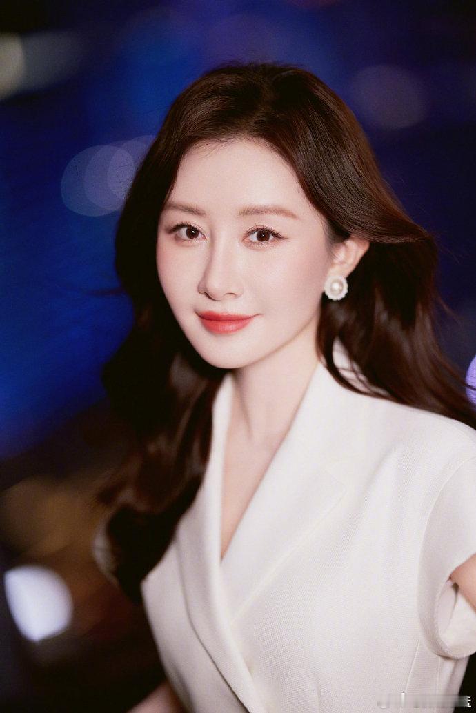 舒畅谈中年女演员困境舒畅聊起中年女演员的行业处境，不抱怨环境，而是积极寻找出路