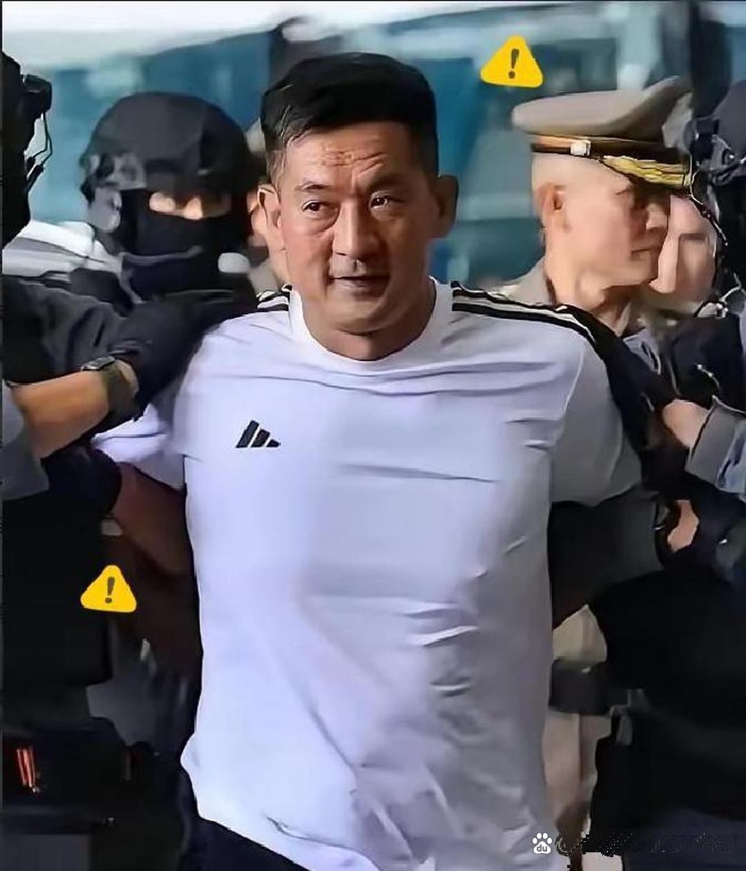 你敢信吗？一个顶着国际刑警组织红色通缉令的逃犯，居然大摇大摆在曼谷机场的日料店用