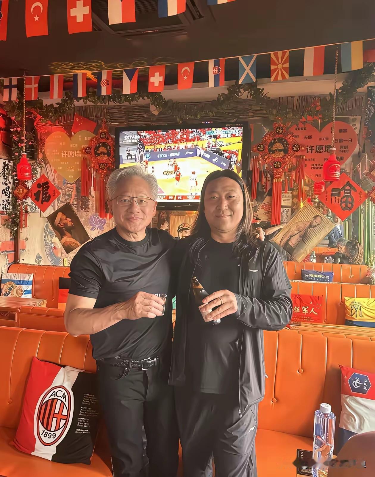 黄仁勋这趟北京行，最打动人的不是那些光鲜的商务会面，是他钻进胡同酒吧跟老板拼酒的