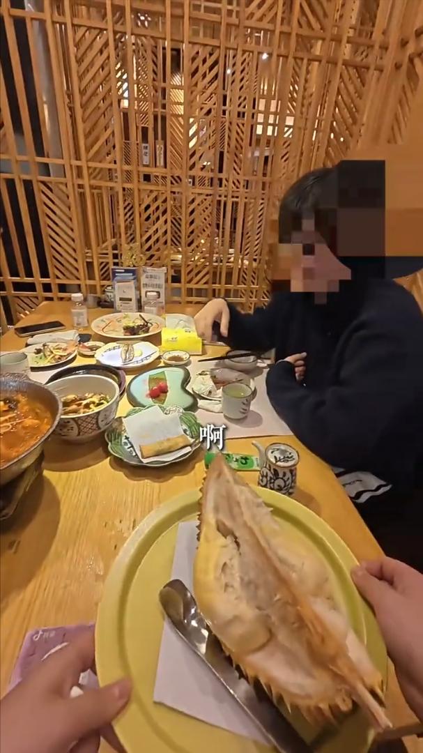 老板有格局！服务员上错了菜想拿走被顾客拦下，要求服务员把菜留下由服务员买单！顾客