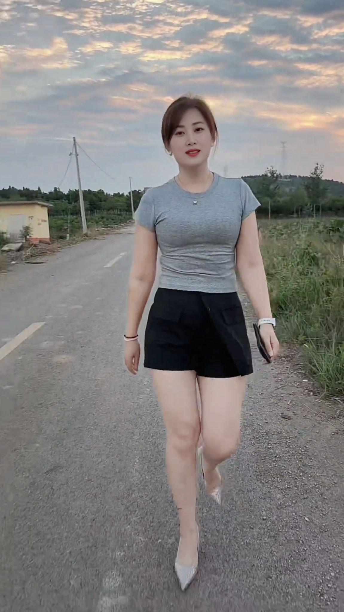 女生怎么搭配服装才能又酷又美时尚女生的穿搭女生穿搭潮