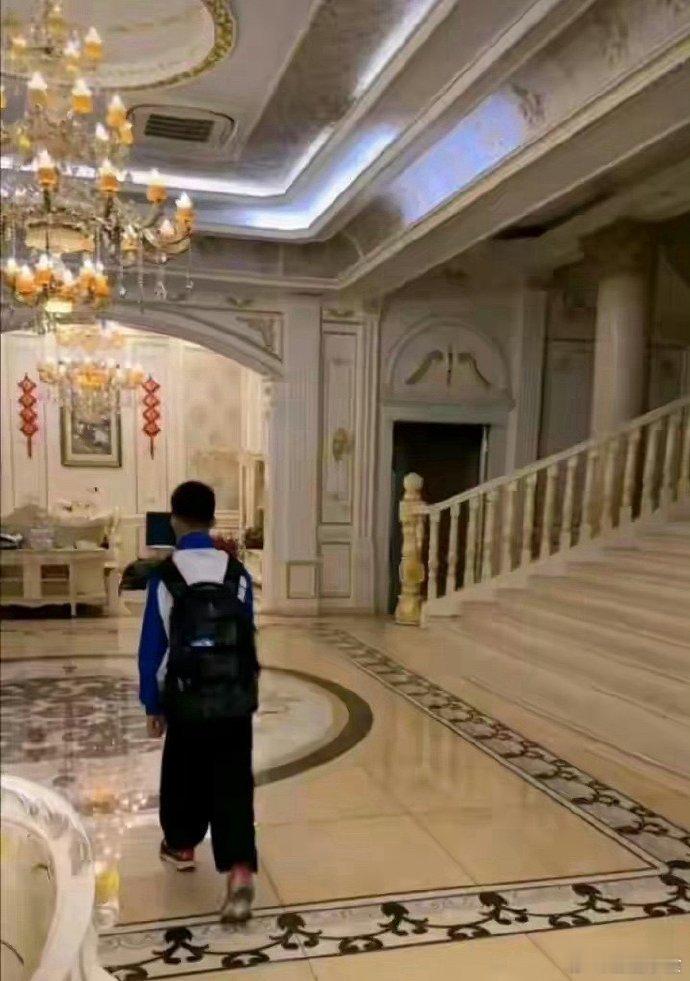 终于明白学校为什么要学生穿统一的校服了​​​​