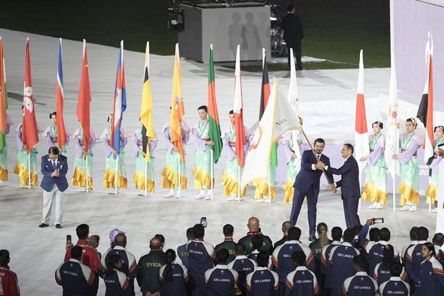 日本代表团彻底下不来台了！会旗从日本代表手里递出去的那一刻，转播镜头扫过去，