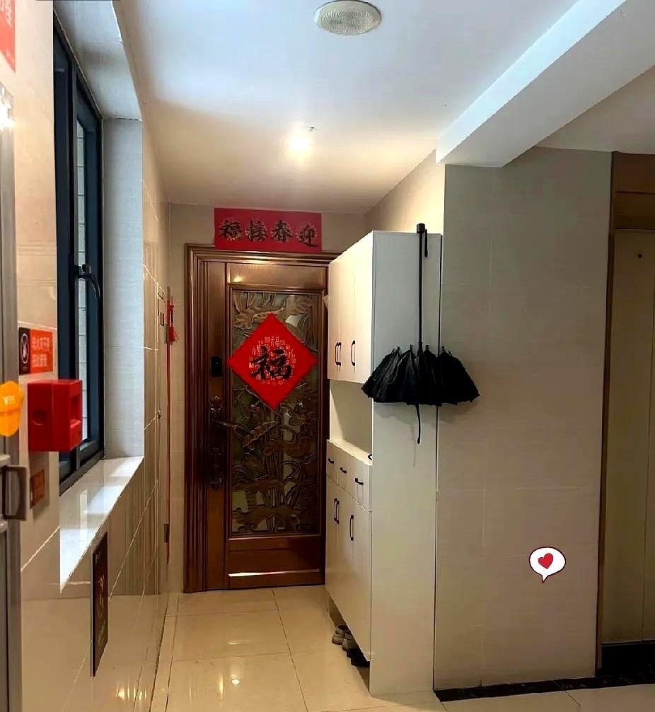 楼道不是你家后院，鞋柜堵的是大家的路。你放鞋，我放车，他堆杂物，最后谁也走不动