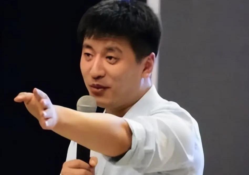终于有名校教授力挺张雪峰浙大求是特聘教授著名学者郑强如是评价张雪峰，他