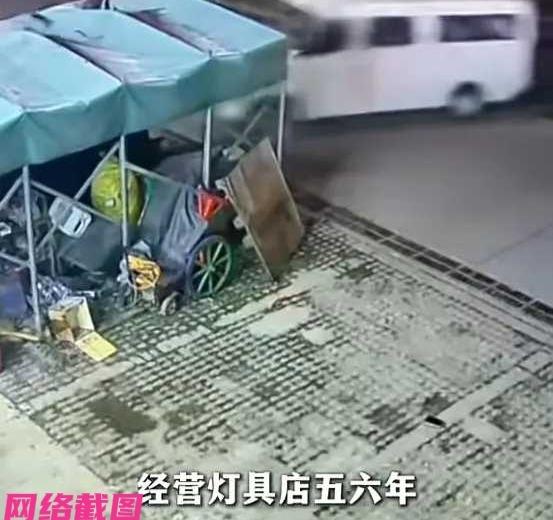 安徽合肥有女子经营一家灯具店，只是这天见没有什么客人过来看灯具，于是女子便收拾收