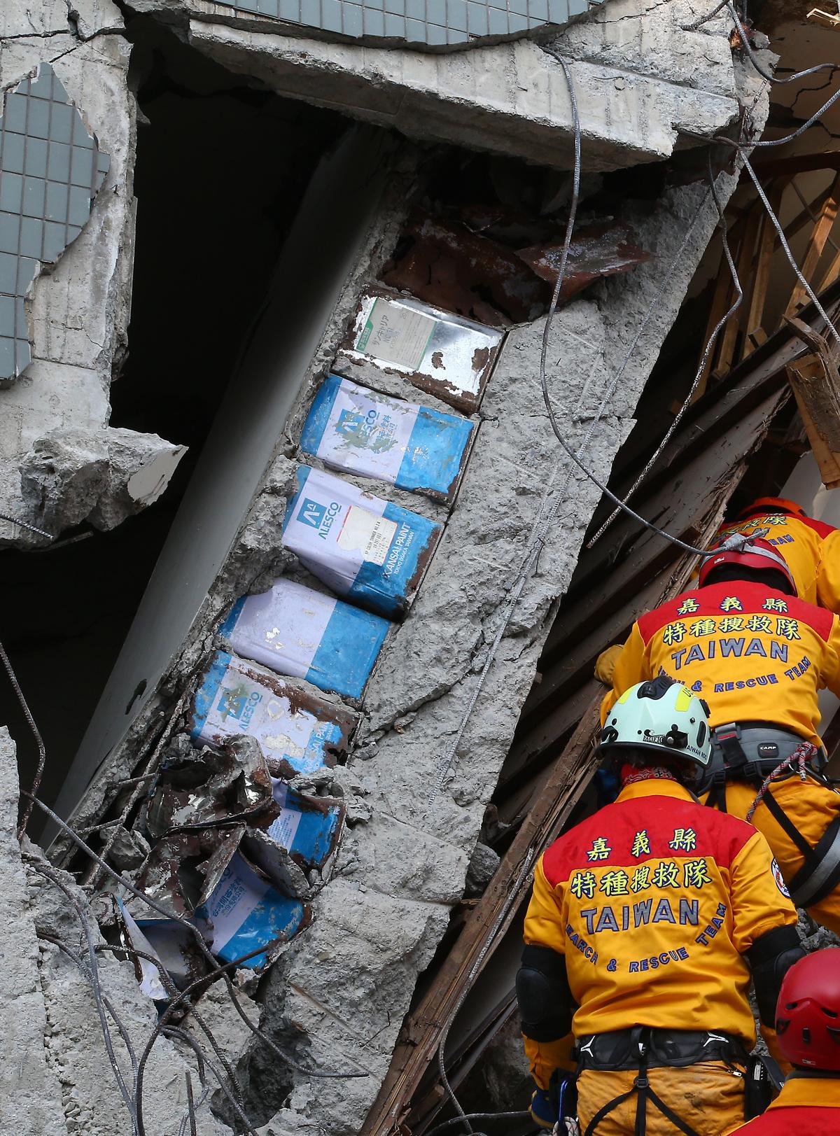 2016年台南地震中一栋16层建筑倒塌为例，批判了不安全的施工方式。当时，救援人