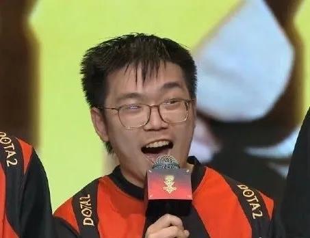 DOTA2:emo回应老头杯后超哥停播问题老头杯线下赛结束后，超哥就停播了
