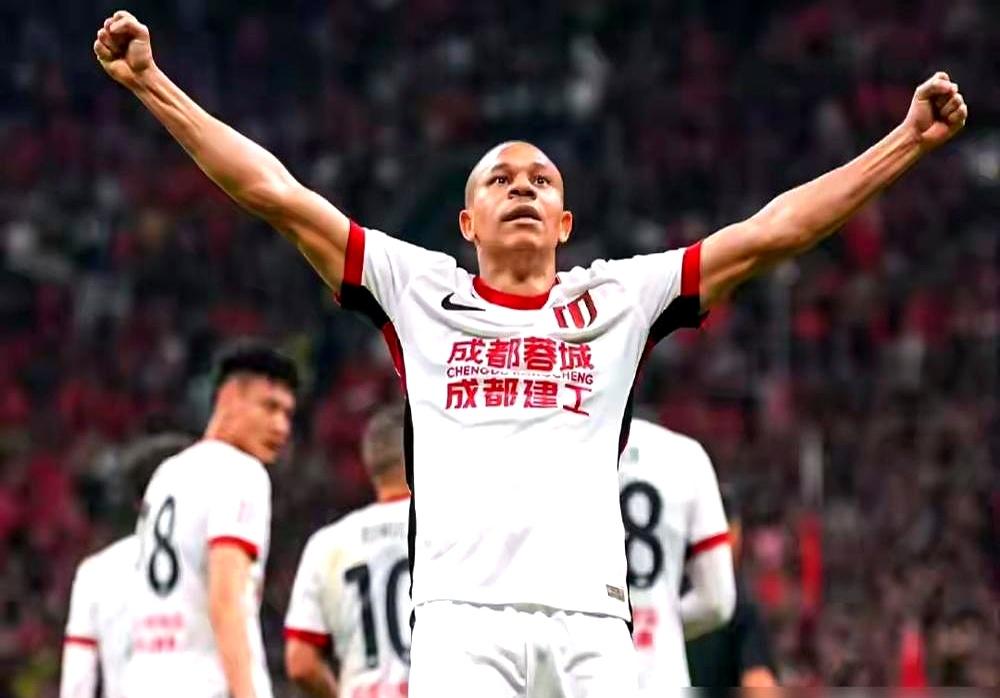 成都蓉城这个外援太牛了，长得像姆巴佩，球风也像，球迷直接喊他“成都姆巴佩”！