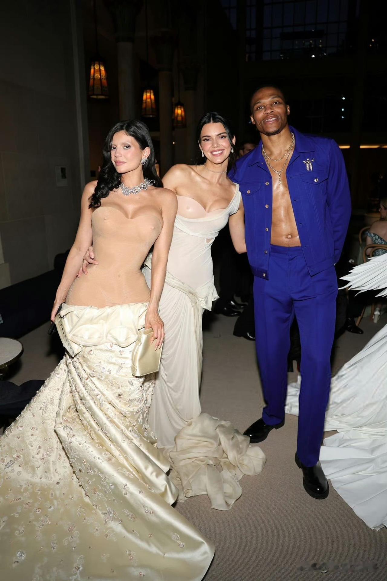 威少和肯豆同框了！！！威少亮相MetGala，好久不见！我们最喜欢的大威少