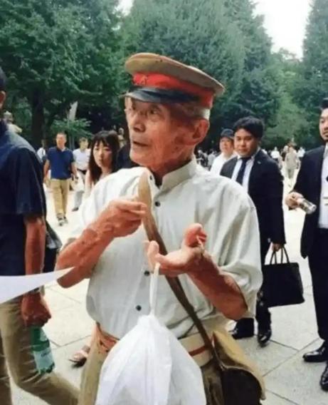 91岁日本老兵扬言“中日再战我还去”，记者一句话让他露了馅——“儿孙也去吗？”他