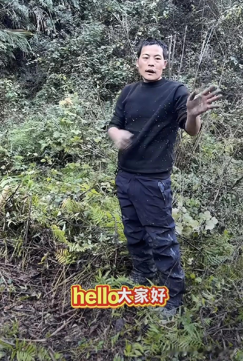 刀疤哥决赛第三天，这操作直接给网友整乐了——别人忙着找吃的，他蹲在林子里刨