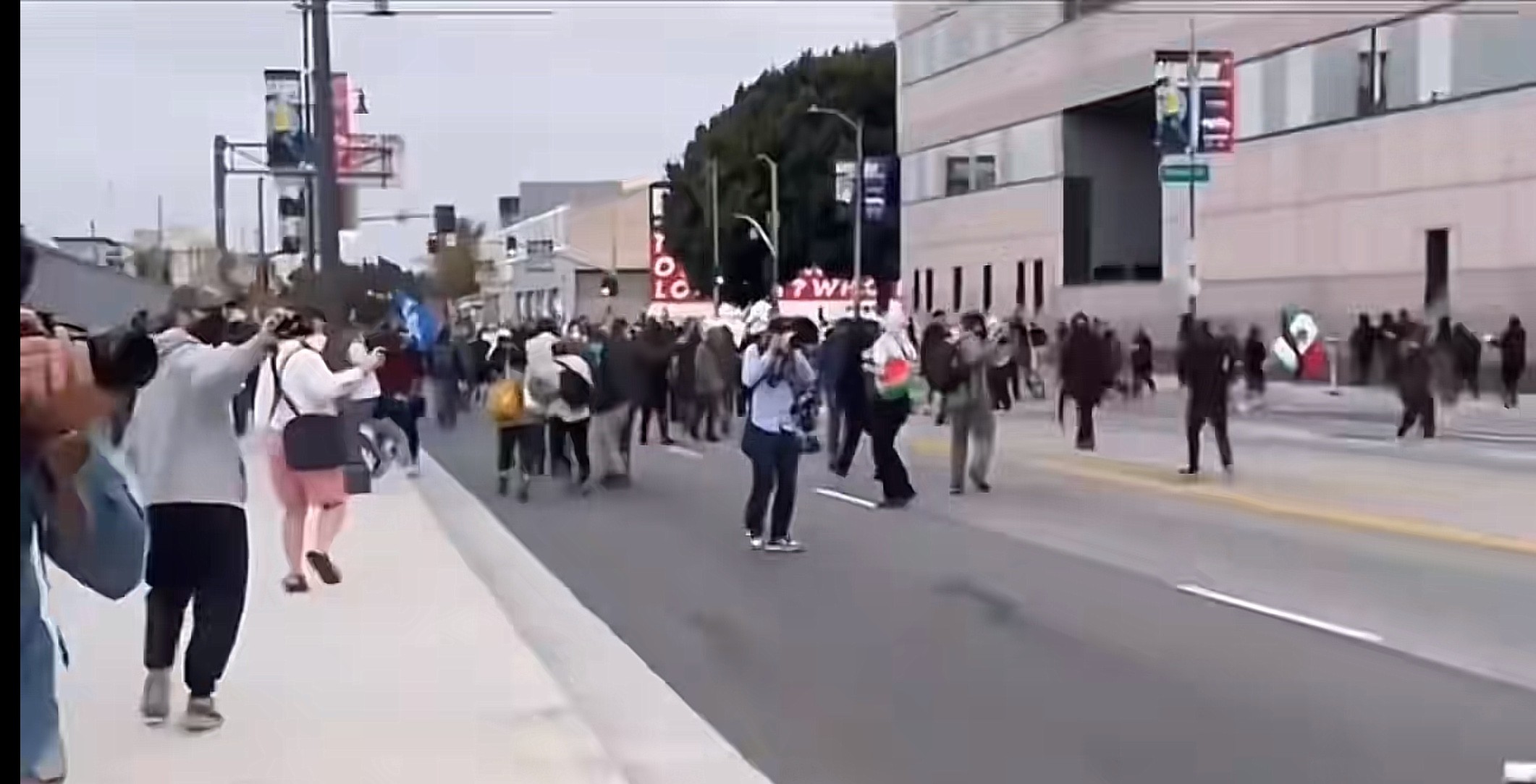 当我看到这些照片，心里满是惊疑：这些人竟如此胆大，难道不惧现场失控，伤及无辜吗？