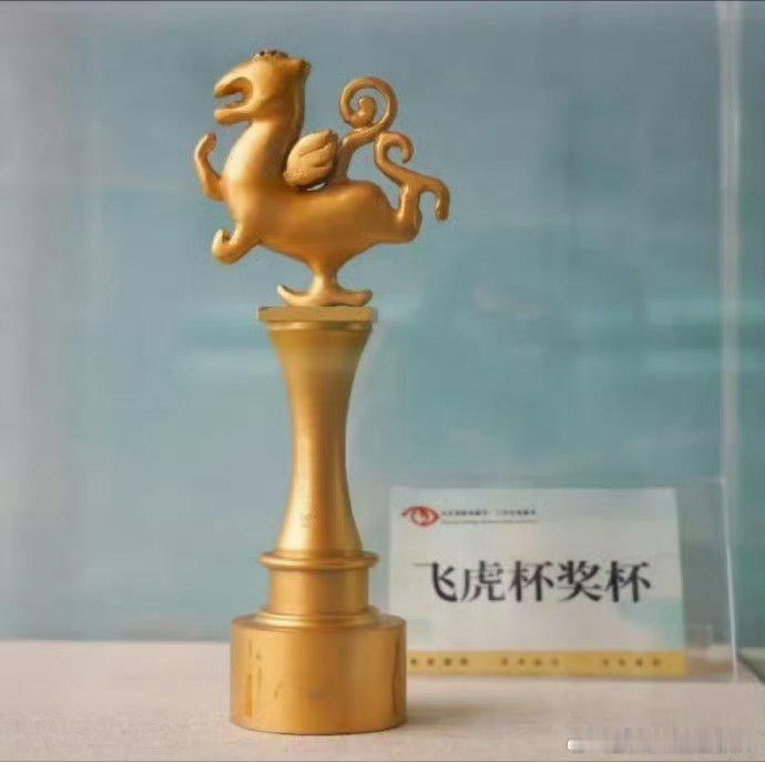 肖战大影节影帝肖战成为首个抖播放量破2400亿的明星，并且是唯一一个参与人数破千