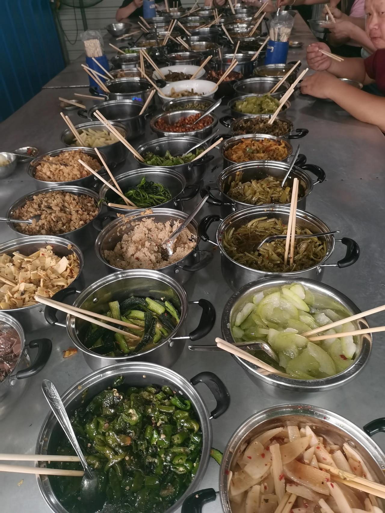 一看就知道，广西柳州的老板就是豪横，6块可以享受50个菜品不重样，吃到饱吃到