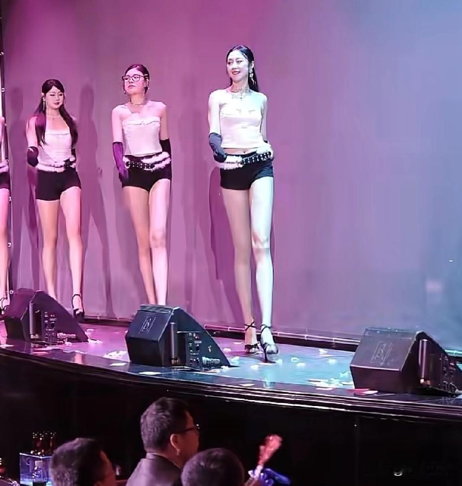 长沙确实是娱乐之都，短视频经常刷到湖南长沙琴岛演艺中心，一些大高个美女艺人唱着“