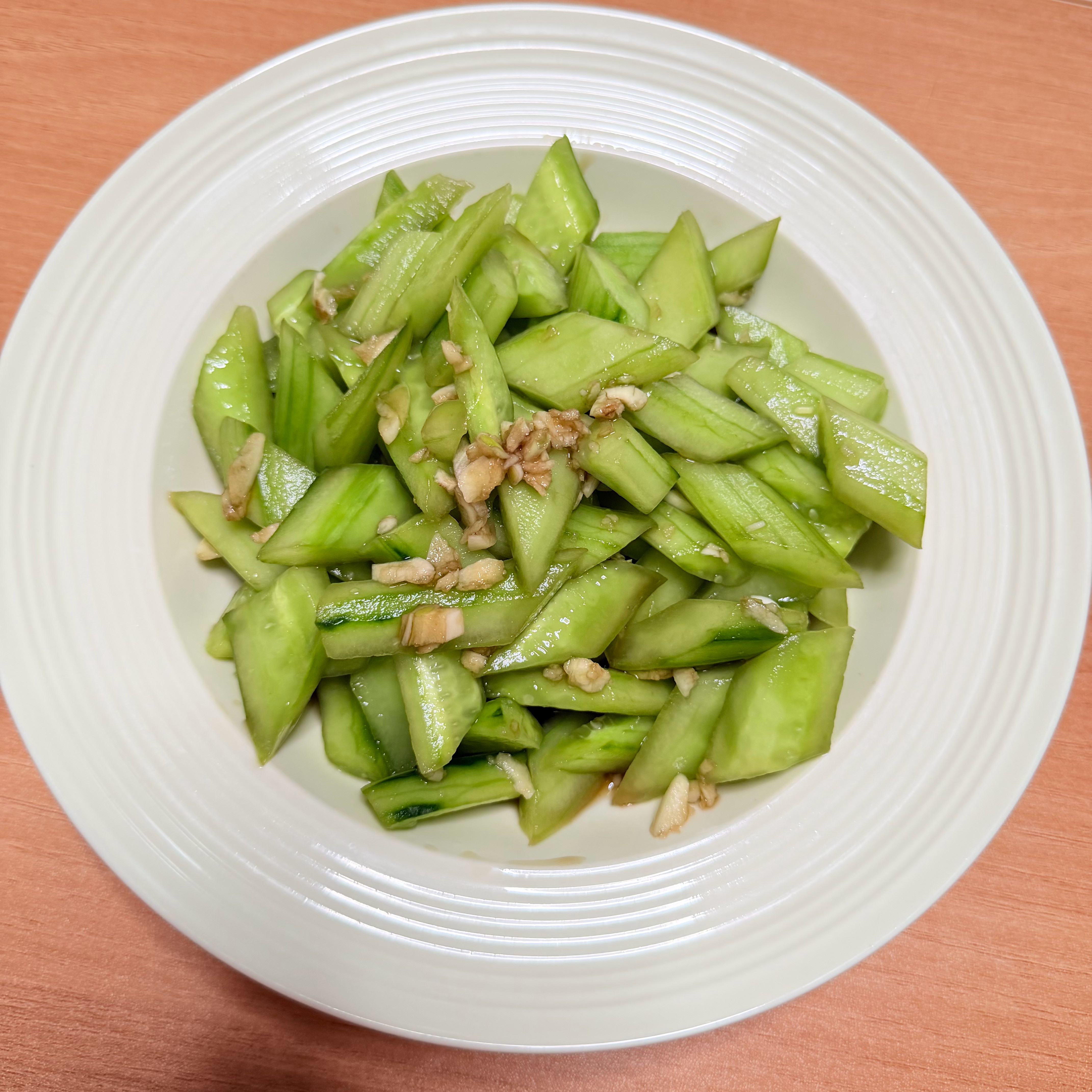 今天中午自己下厨🦆🥒🍳🍆🐟午餐还是以素菜为主芹菜煎豆腐蒜泥黄瓜葱花