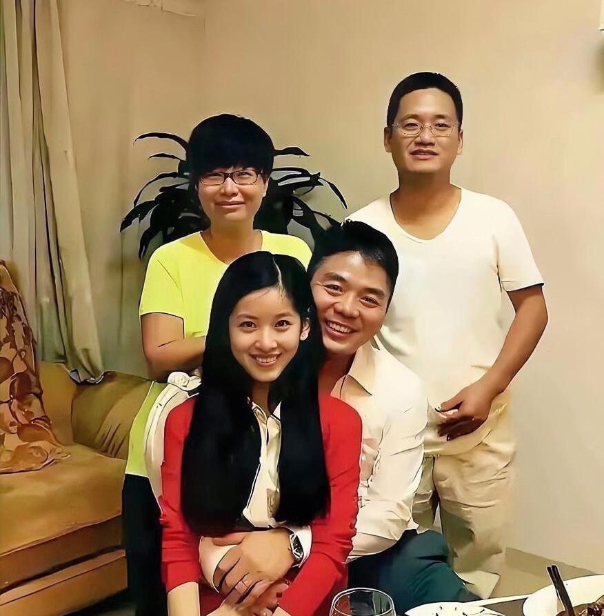 刘强东是真的会疼老婆，不管在什么场合或者是吃饭后，都会搂着老婆章泽天，两个人有点