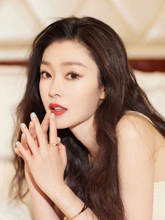 不知道宋轶的身材很曼妙宋轶的身材堪称曲线美学范本，168cm的身高搭配紧致匀称