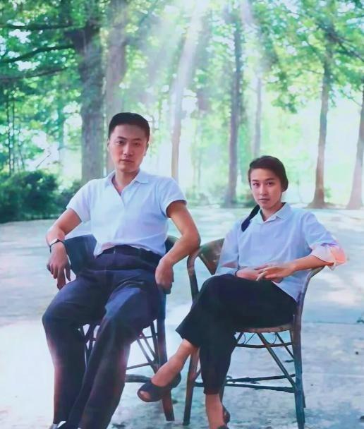 1975年，陈毅的儿子陈小鲁和粟裕的女儿粟惠宁结为伉俪，在庐山度蜜月的照片，你瞧