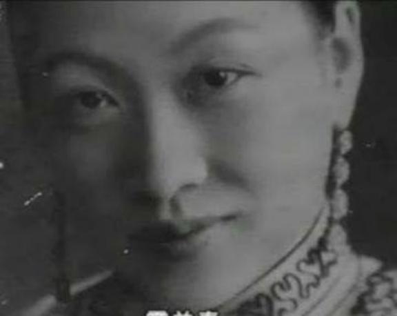 1925年，27岁露兰春伺候完57岁的黄金荣，便泛起恶心去洗手间干呕，擦完嘴巴，