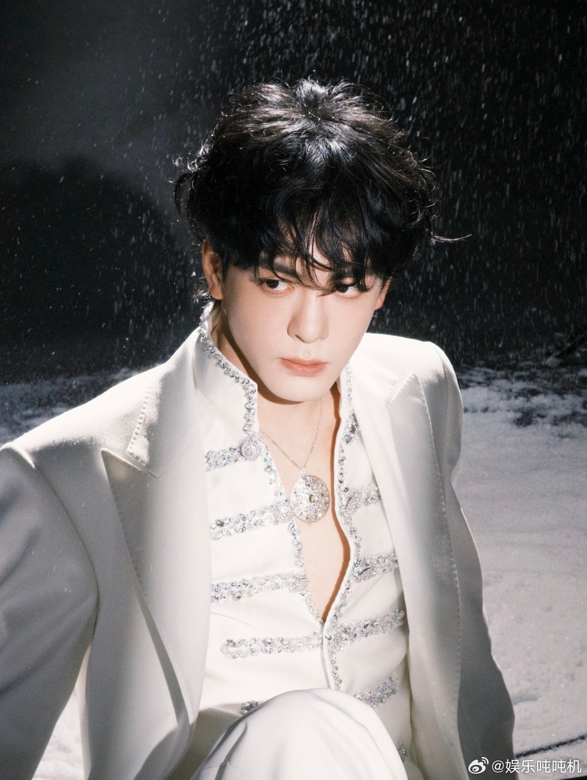 曾舜晞第二章回国看到曾舜晞回国的路透了，靠在栏杆边上的少年感很足。海外行程结束