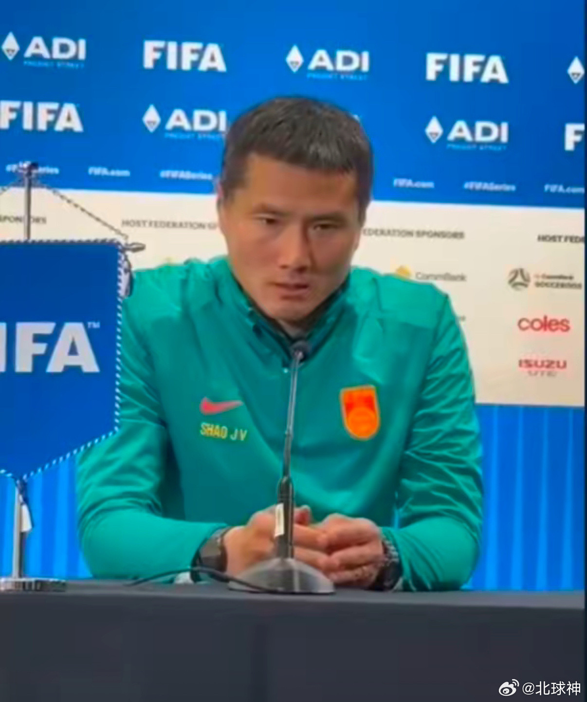 邵佳一首秀赛后发布会金句精选👇1.“目前而言，我们尚不具备统治比赛的能力，实