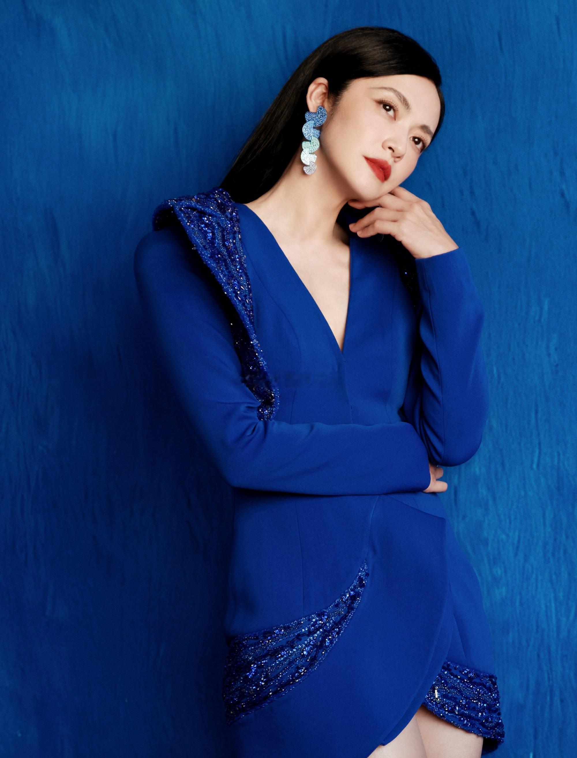 姚晨好适合这种高饱和色姚晨在微博视界大会红毯的蓝色穿搭太绝了！高饱和色本就挑人