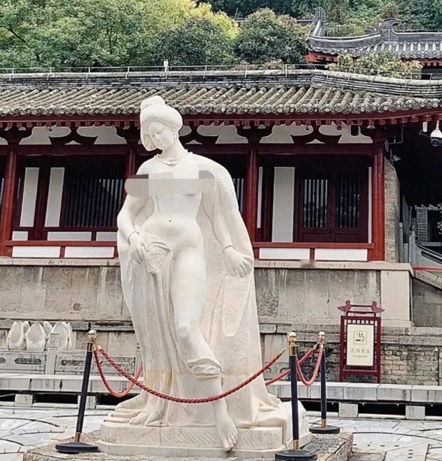 人果然不能吃太饱！陕西西安，游客去华清池玩，看到杨贵妃雕像没穿衣服，直接反手给景